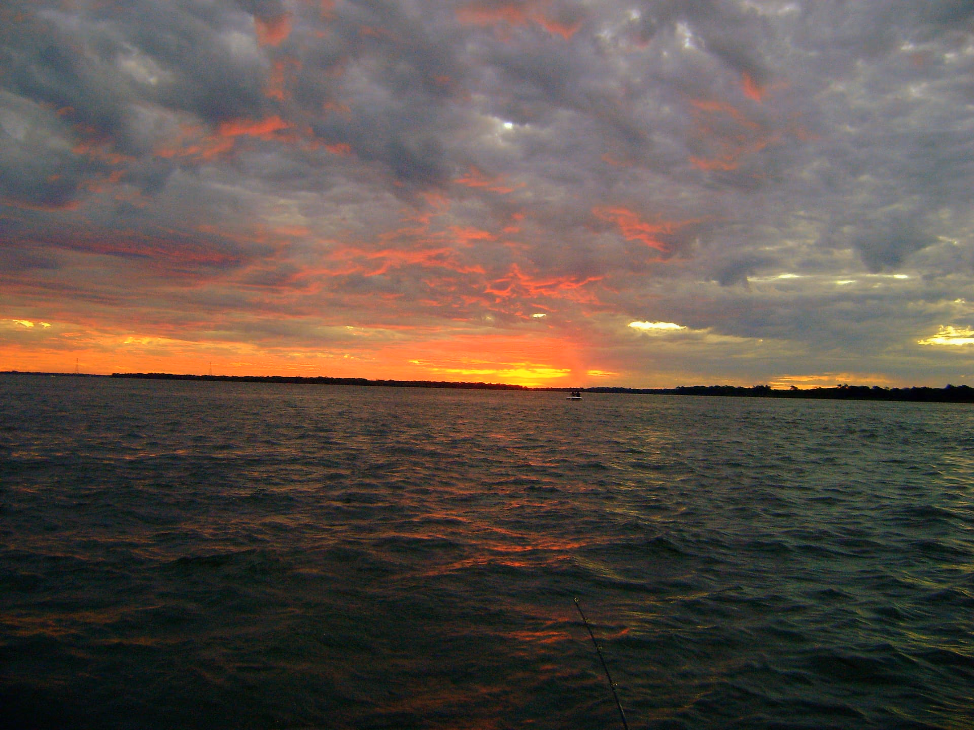 Amanecer sobre el río Paraná, a la altura de la ciudad de Corrientes.